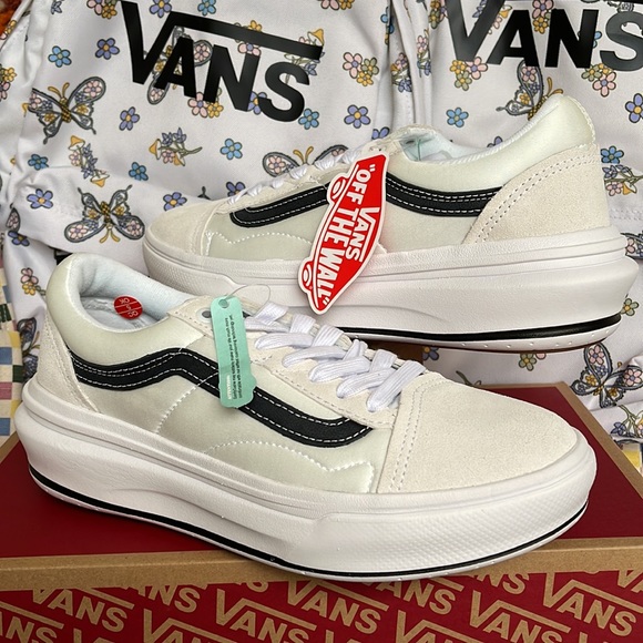 Vans WMNS Old Skool Over
White
VN0A7Q5EWHT
Platforms Sneakers - Picture 9 of 16